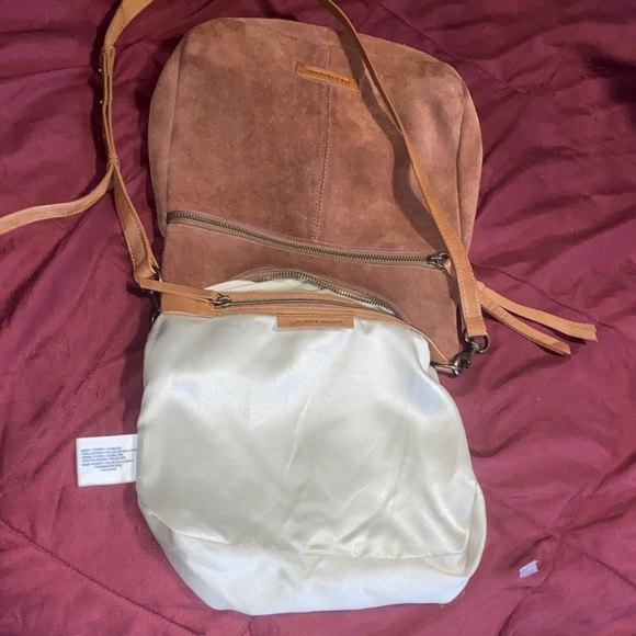 100% LEATHER LUCKY BRAND CROSSBODY/SHOULDER BAG CAMEL COLOR LIKE NEW CONDITION - Picture 2 of 9